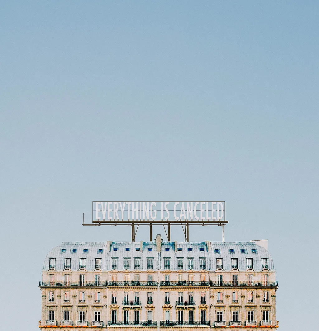 Distance from each other and Covid-19. Hotels close their doors en masse