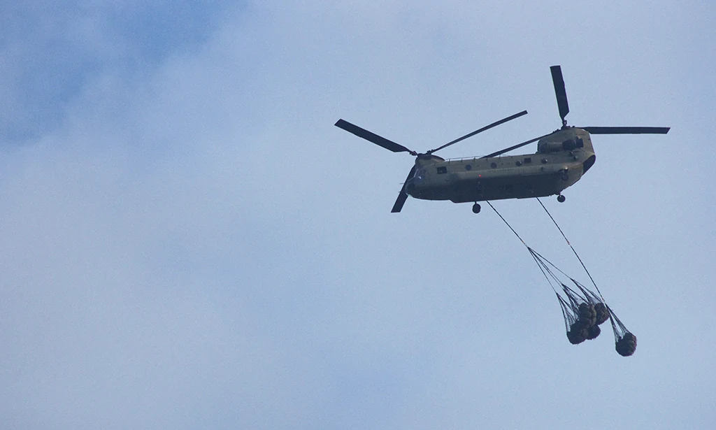 chinook helicopter delivering supplies